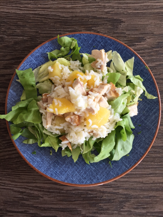 Rijstsalade met ananas en kip of kalkoen