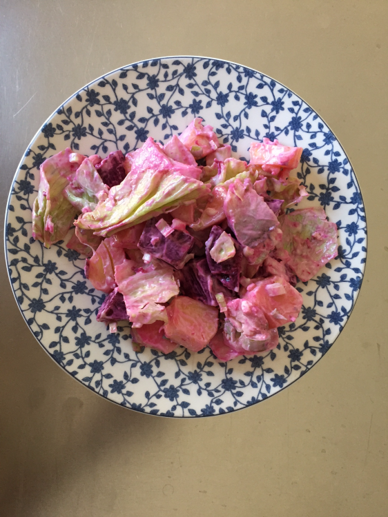 Roze salade met haringfilets 